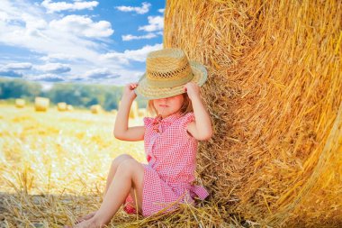 bir alanda balya hasat Güz ile mutlu çocuk