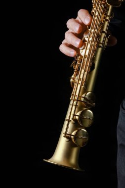 Siyah arka planda soprano saksafon