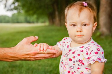 doğada mutlu bir ebeveyn ve çocuk elleri