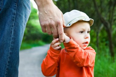 hands child with a parent