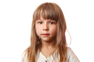 Stüdyoda beyaz bir arkaplanda mutlu bir çocuğun duyguları.