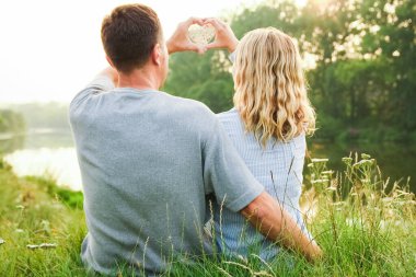 Birbirini seven iki el.