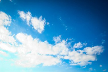 Mavi gökyüzüne karşı fantastik yumuşak beyaz bulutlar