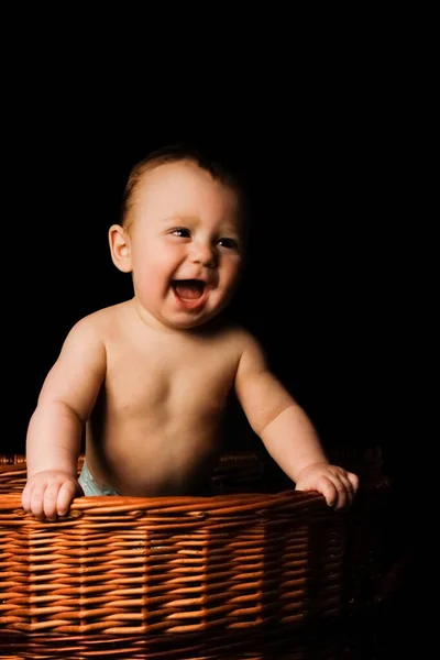 Όμορφο Μωρό Ένα Μαύρο Φόντο Στο Καλάθι — Φωτογραφία Αρχείου