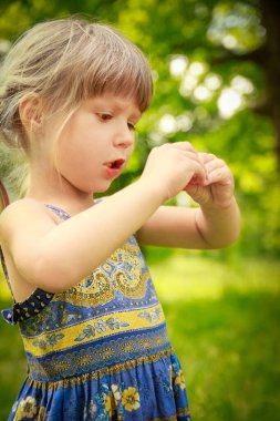 Mutlu çocuk doğa parkında oynarken eğleniyor.