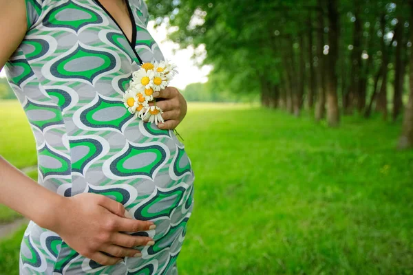 Happy Pregnant Woman Nature Flowers Park — Stock Photo, Image