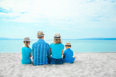 Yunanca doğayla iç içe denizlerde mutlu bir aile