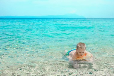 Mutlu çocuk parkta oynuyor.