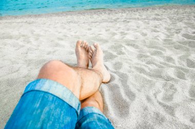 Yunan denizinin arka planında güzel bacaklar