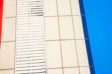 Deniz kenarındaki güzel havuz doğa arka planında