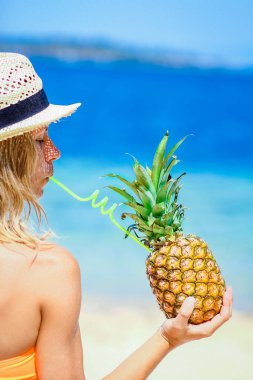 Doğada deniz kenarında bir adamın elinde ananas bir yolculukta