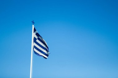 Yunanistan doğadaki mavi gökyüzünün arka planında bayrak salladı