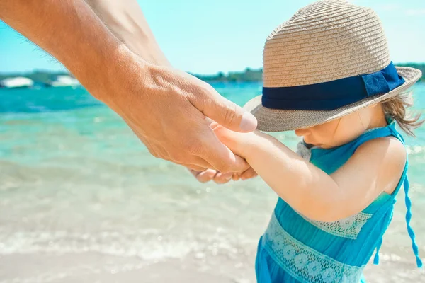Handen Van Een Gelukkige Ouder Kind Natuur Door Zee Een — Stockfoto
