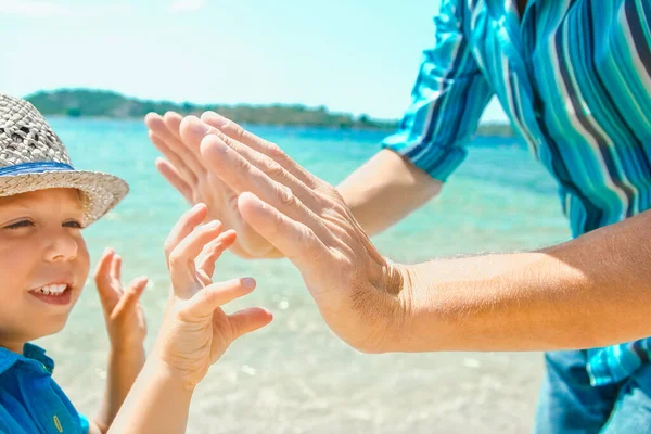 在大自然中快乐的父母和孩子的手在海上旅行的背景下 — 图库照片