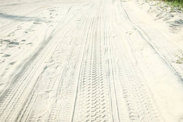 Ślady Samochodu Piasku Pobliżu Morza Tle Natury — Zdjęcie stockowe
