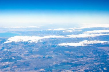 Güzel bir uçağın arka planından güzel bir toprak ve deniz