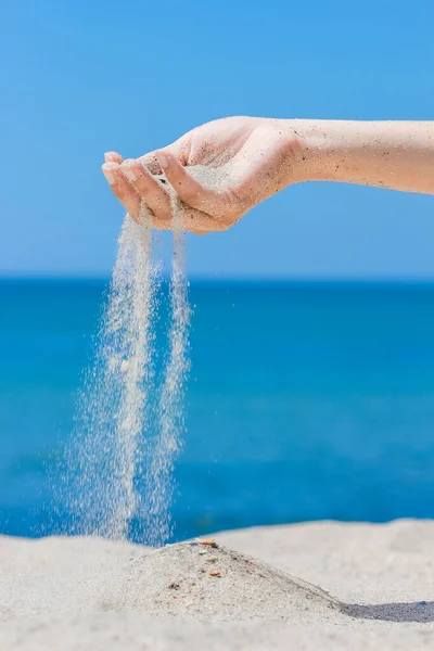 Χέρια Χύνουν Άμμο Από Θάλασσα Στη Φύση Ένα Ταξίδι Διακοπές — Φωτογραφία Αρχείου