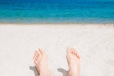 Deniz kıyısında güzel bacaklar.