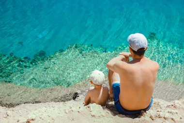 Deniz kıyısı arka planda çocuk lu mutlu ebeveyn