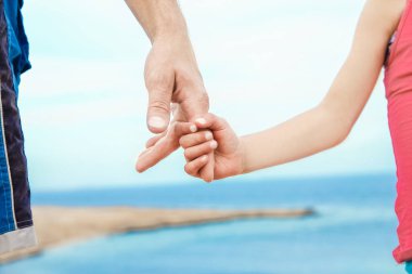 Denizde yaşayan anne babanın ve çocuğun güzel elleri