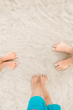 Deniz doğa arka plan üzerinde ayakları ile güzel izleri