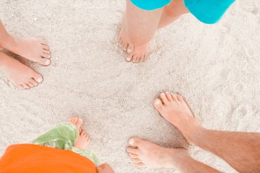 Deniz doğa arka plan üzerinde ayakları ile güzel izleri