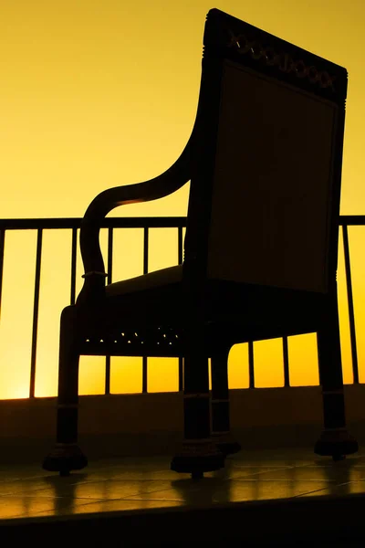 自然を背景に椅子のスタイリッシュな美しいシルエット — ストック写真