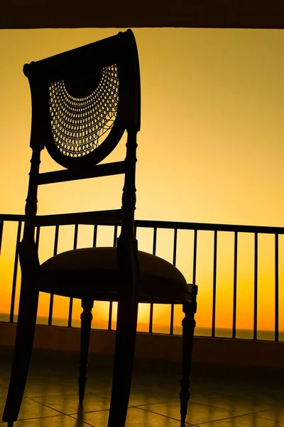 自然を背景に椅子のスタイリッシュな美しいシルエット — ストック写真