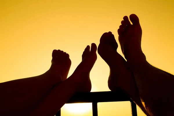 Krásné Nohy Úsvitu Silueta Moře Pozadí — Stock fotografie