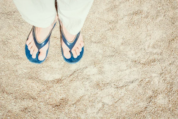 Krásné Nohy Pantoflích Písku Pozadí — Stock fotografie