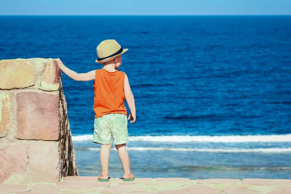 Ευτυχισμένο Παιδί Που Παίζει Στο Φόντο Της Θάλασσας — Φωτογραφία Αρχείου