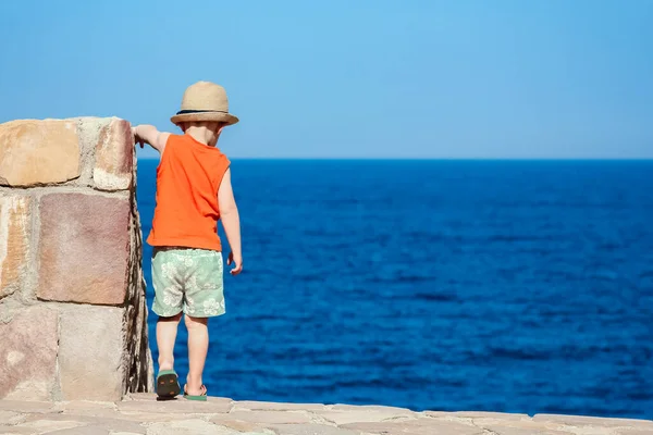 Happy Child Playing Sea Background — Stock Photo, Image