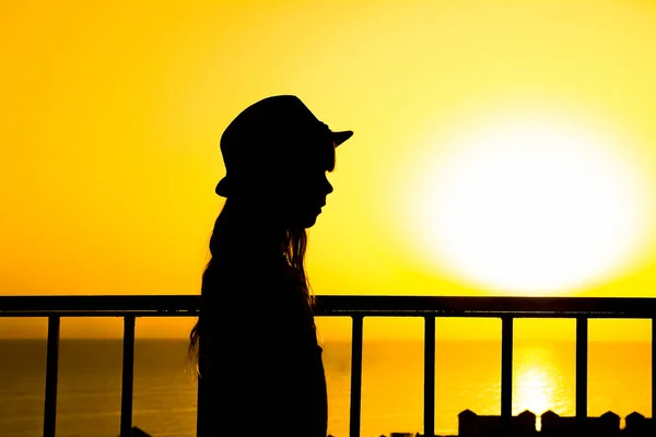 Enfant Heureux Silhouette Chapeau Sur Fond Mer — Photo
