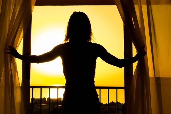 Une Silhouette Une Fille Sur Fond Balcon Loggia Femme Heureuse — Photo