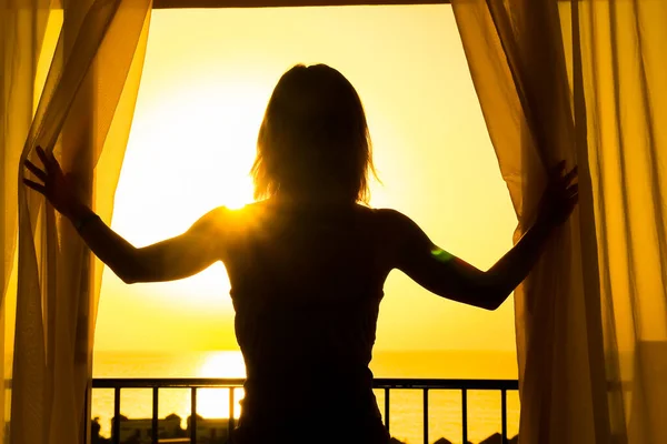 Μια Silhouette Ενός Κοριτσιού Ένα Μπαλκόνι Loggia Φόντο Ευτυχισμένη Γυναίκα — Φωτογραφία Αρχείου