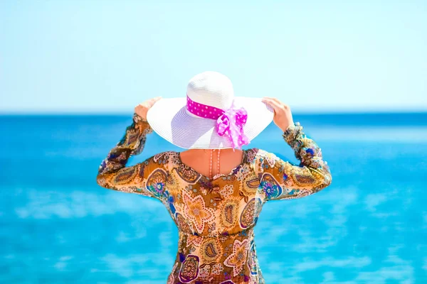 Schöne Schwangere Mädchen Mit Hut Auf Dem Meer Hintergrund — Stockfoto