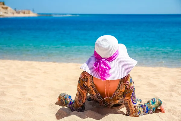 海の背景に帽子で美しい妊娠中の女の子 — ストック写真