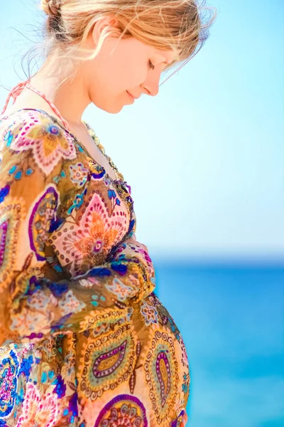 Беременная Девушка Фоне Моря — стоковое фото