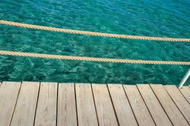 Doğa arka planda şık güzel deniz iskelesi yol