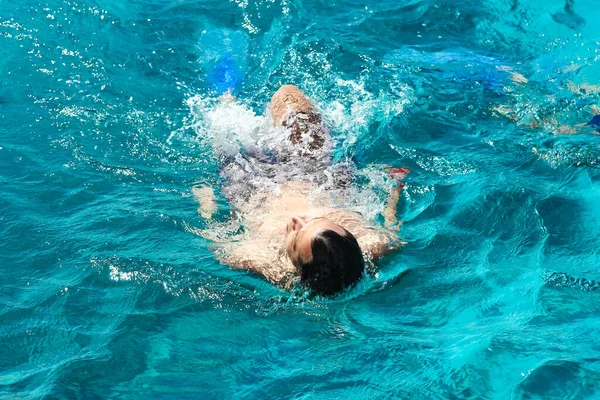 在水里快乐的家伙带着面具在海的背景下 — 图库照片