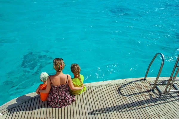 Glückliche Eltern Mit Kind Auf Dem Schiff Hintergrund — Stockfoto