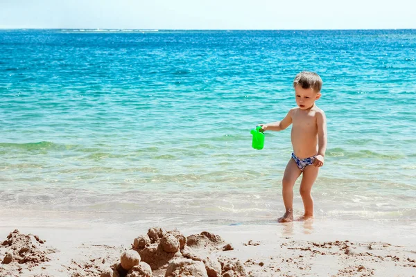 Happy Child Leker Havet Bakgrund — Stockfoto