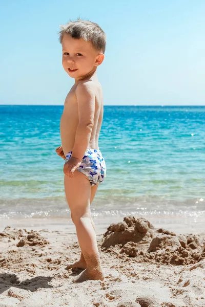 Szczęśliwe Dziecko Bawiąc Się Tle Morza — Zdjęcie stockowe