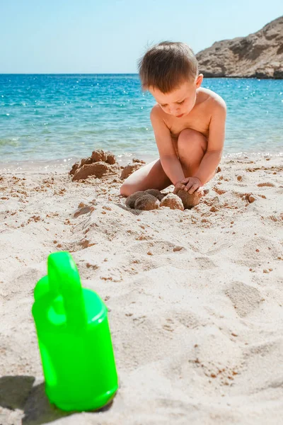 Happy Child Leker Havet Bakgrund — Stockfoto
