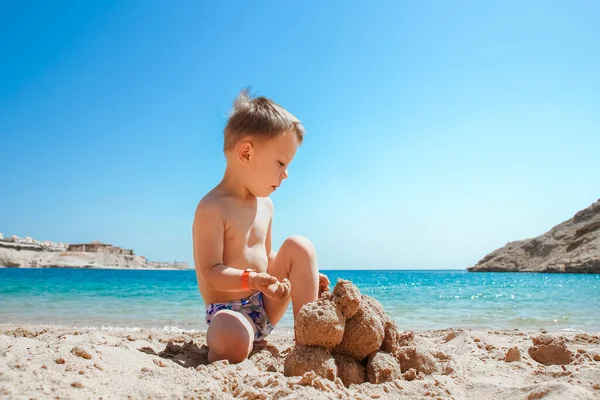 Ευτυχισμένο Παιδί Που Παίζει Στο Φόντο Της Θάλασσας — Φωτογραφία Αρχείου
