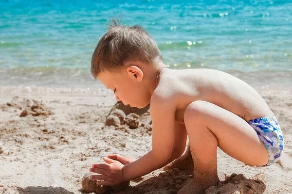 Mutlu Çocuk Deniz Arka Plan Üzerinde Oynarken — Stok fotoğraf