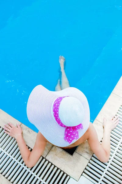Şapkalı Bir Üfleyici Rahatlama Havuzunda Yatıyor Bir Yolculukta — Stok fotoğraf
