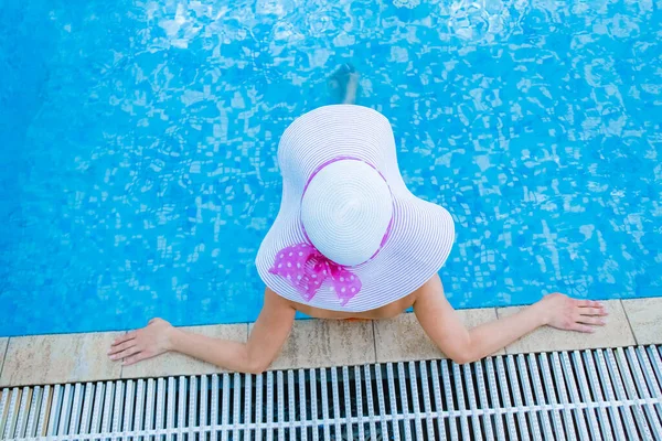 Şapkalı Bir Üfleyici Rahatlama Havuzunda Yatıyor Bir Yolculukta — Stok fotoğraf