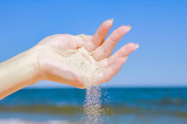 Şık, güzel eller Sypyat ve deniz yazın doğada