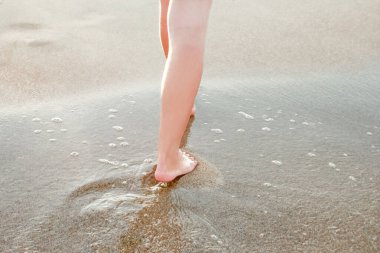 Yazın doğada deniz izleri olan şık, güzel bacaklar.
